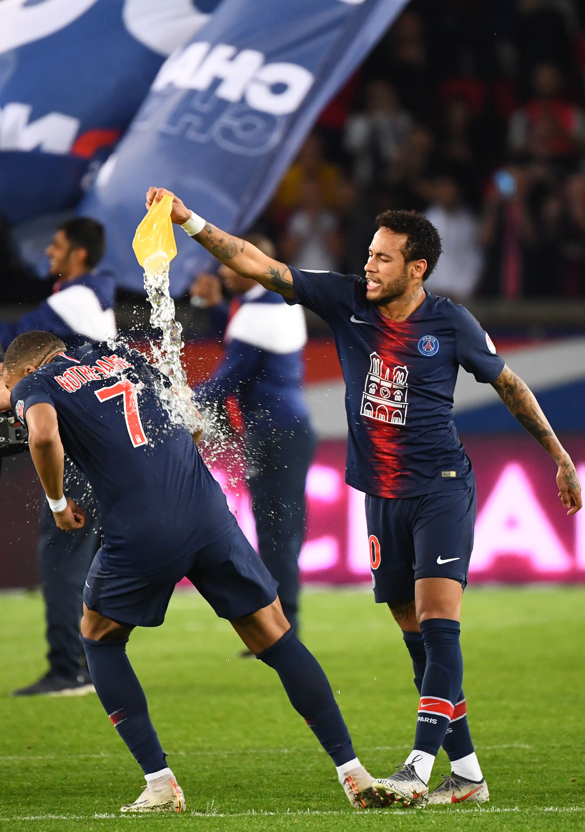 斯科蒂-巴恩斯23分 NBA湖人123-120险胜猛龙 里夫斯44分（里夫斯轰44分，湖人123-120险胜猛龙，巴恩斯拿下23分）